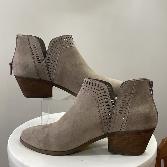 💓Size 9 Carlos Santana taupe color - Picture 2 of 8